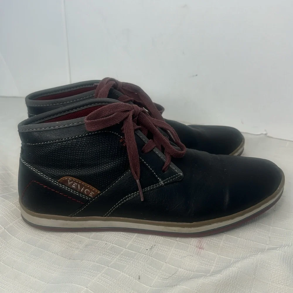 Vince Mens Chukka  boots in black and red